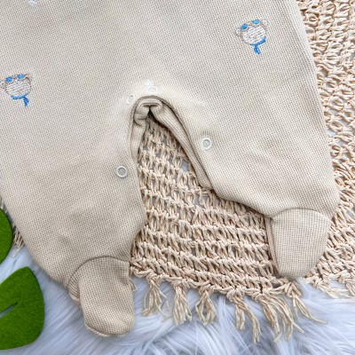  Macacão Tricotil (Tricot 100% Algodão) com Gola e Bordado - Ursinho Aviador - Areia e Azul Jeans